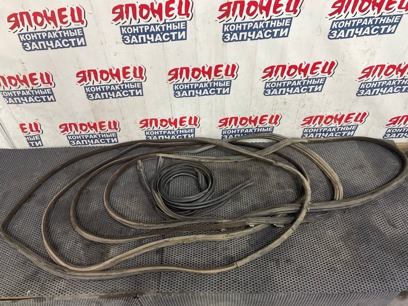 Уплотнитель двери TOYOTA CRESTA JZX90 1JZ-GE 1995 (б/у)