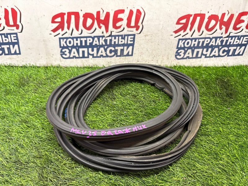 Уплотнительная резинка багажника TOYOTA HARRIER MCU35 1MZ-FE (б/у)