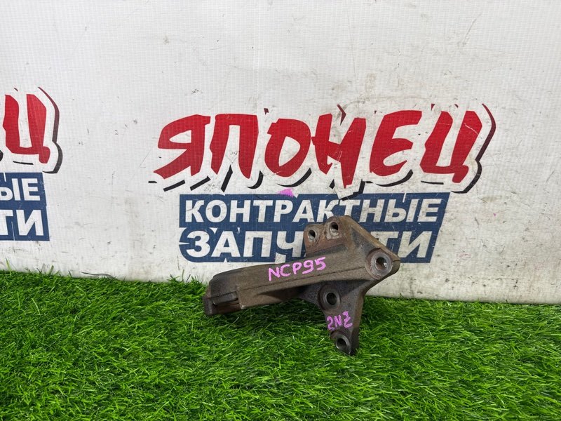 Кронштейн привода TOYOTA VITZ NCP95 2NZ-FE передний правый (б/у)