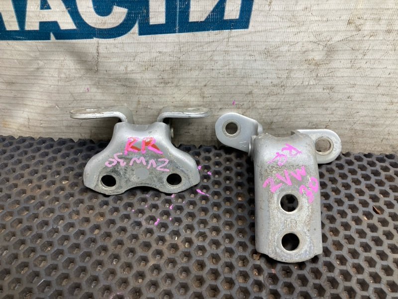 Петля двери TOYOTA PRIUS ZVW30 2ZR-FXE задняя правая (б/у)