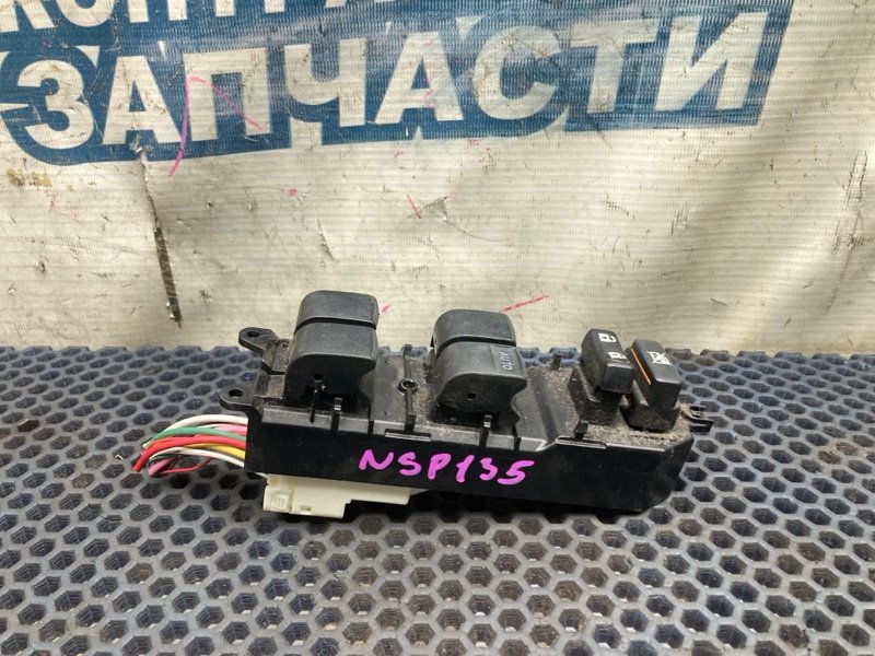 Блок упр. стеклоподъемниками TOYOTA VITZ NSP135 1NR-FE передний правый (б/у)