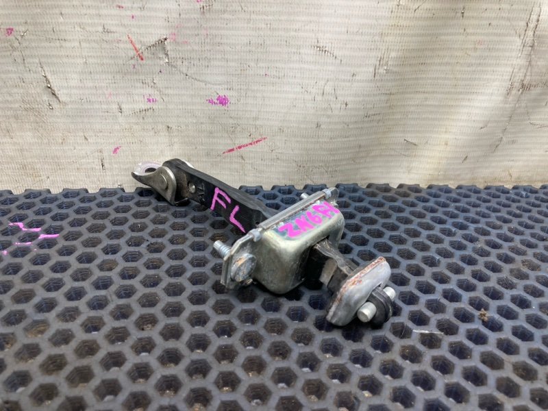 Ограничитель двери TOYOTA GT86 ZN6 FA20 передний левый (б/у)