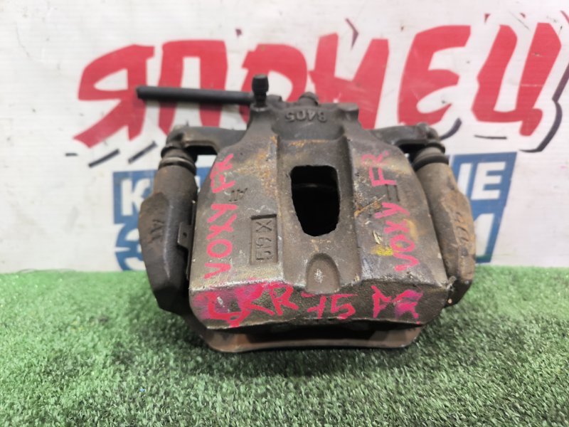 Суппорт TOYOTA NOAH AZR65 1AZ-FSE передний правый (б/у)