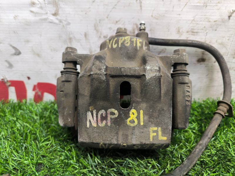 Суппорт TOYOTA SIENTA NCP81 1NZ-FE передний левый (б/у)