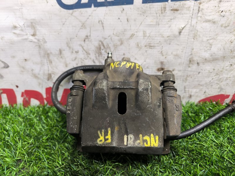 Суппорт TOYOTA SIENTA NCP81 1NZ-FE передний правый (б/у)