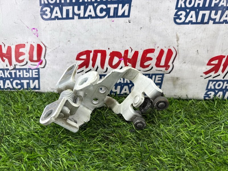 Ролик раздвижной двери TOYOTA VOXY ZRR70 3ZR-FE задний правый (б/у)