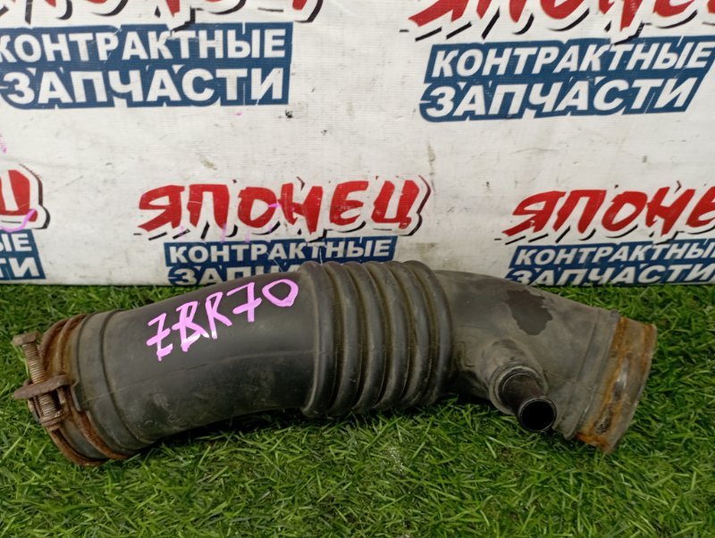 Патрубок воздушного фильтра TOYOTA VOXY ZRR70 3ZR-FE (б/у)