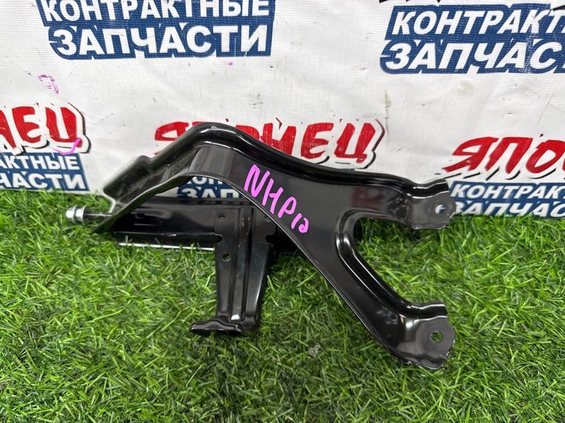 Крепление аккумулятора TOYOTA AQUA NHP10 1NZ-FXE (б/у)