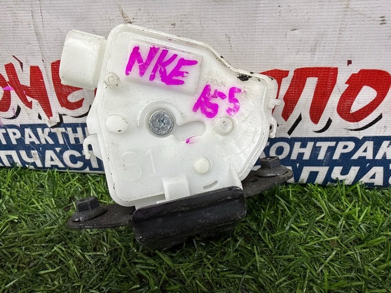 Замок двери багажника TOYOTA COROLLA FIELDER NKE165 1NZ-FXE (б/у)