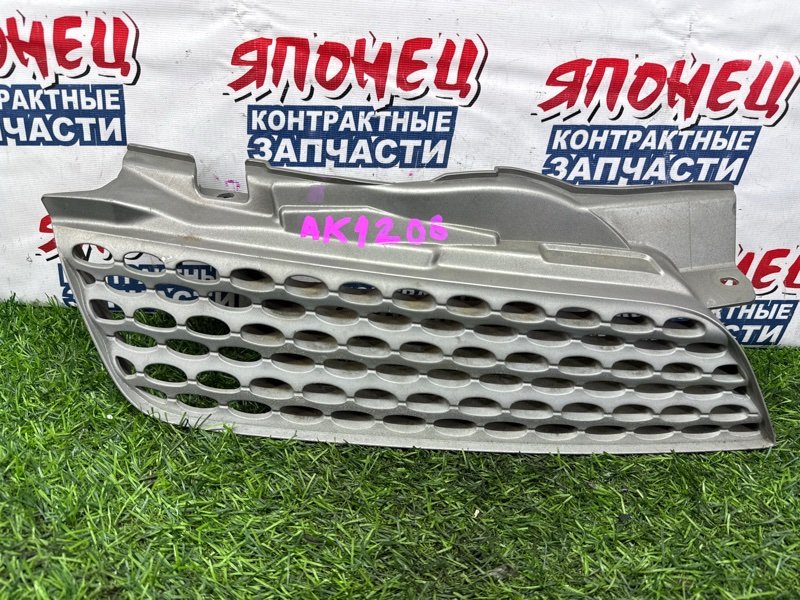 Решетка радиатора NISSAN MARCH AK12 CR12DE правая (б/у)