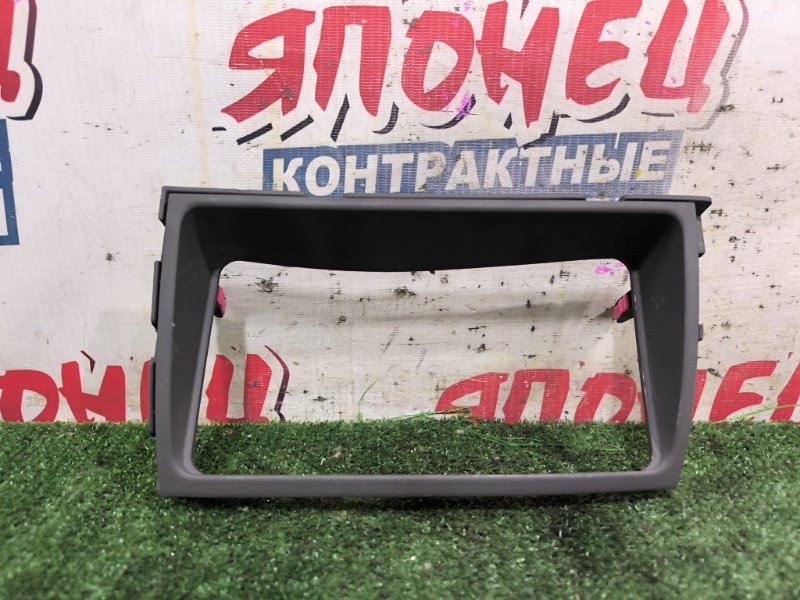 Консоль магнитофона TOYOTA ISIS ZGM10 2ZR-FAE (б/у)