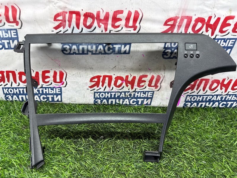 Консоль магнитофона TOYOTA PRIUS ZVW30 2ZR-FXE (б/у)