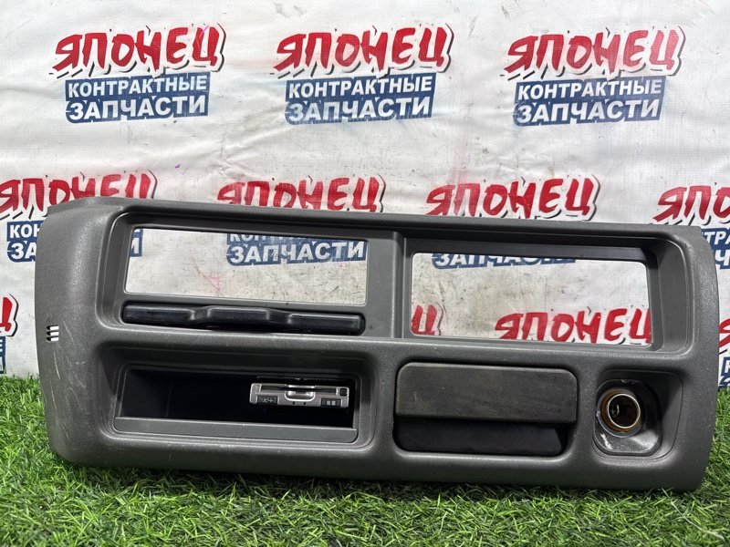 Консоль магнитофона ISUZU ELF NHR69E 4JG2 (б/у)