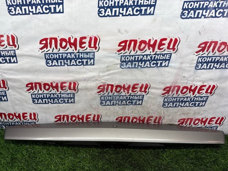 Накладка двери багажника NISSAN SERENA C25 MR20DE (б/у)