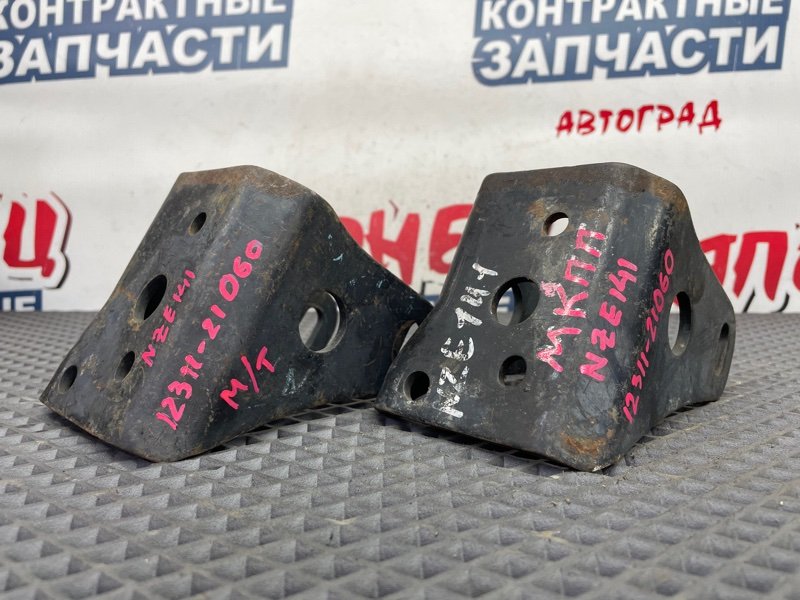 Кронштейны опор двигателя TOYOTA COROLLA AXIO NZE141 1NZ-FE передние (б/у)