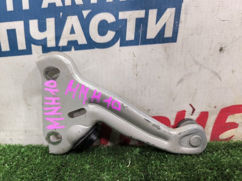 Ролик раздвижной двери TOYOTA ALPHARD MNH10 1MZ-FE задний левый (б/у)