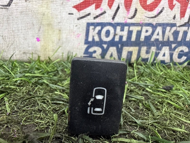 Кнопка открытия двери TOYOTA NOAH ZRR70 3ZR-FE задняя левая (б/у)