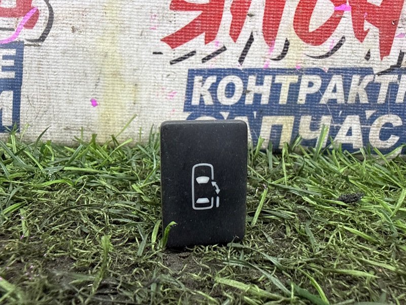 Кнопка открытия двери TOYOTA NOAH ZRR70 3ZR-FE задняя правая (б/у)