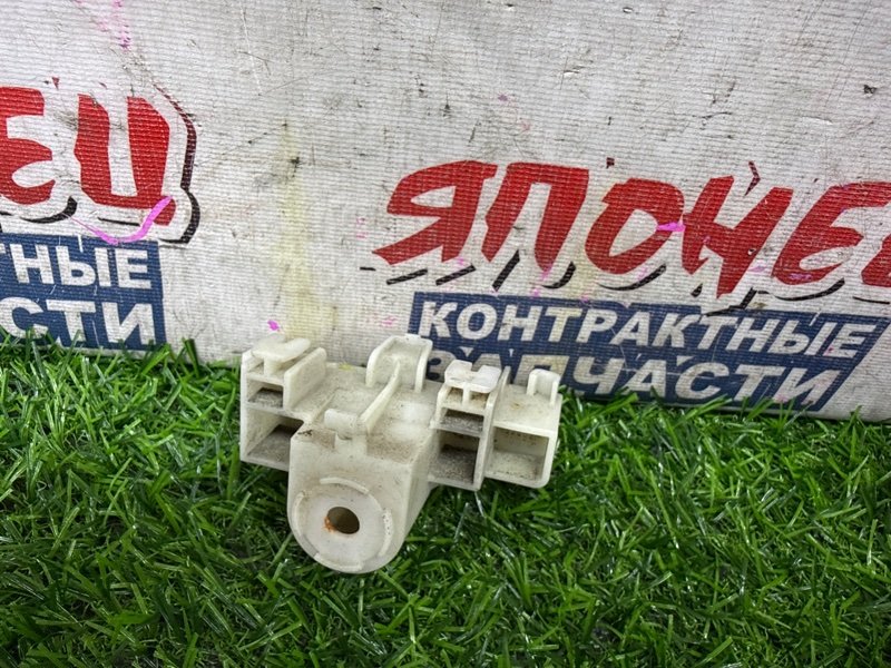 Крепление бампера TOYOTA COROLLA FIELDER NZE164 1NZ-FE заднее правое (б/у)