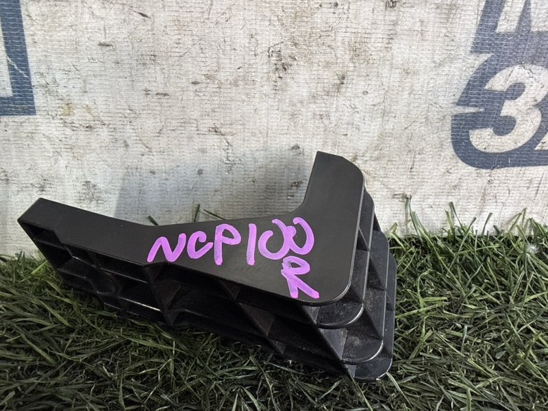 Крепление фары TOYOTA RACTIS NCP100 1NZ-FE переднее правое (б/у)