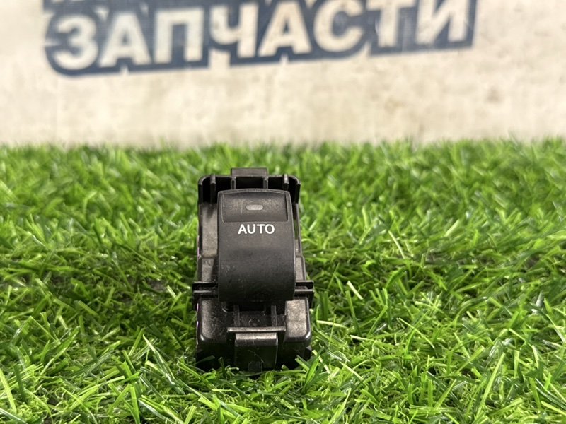Кнопка стеклоподъемника TOYOTA NOAH ZRR70 3ZR-FE задняя правая (б/у)