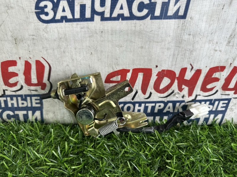 Замок лючка бензобака TOYOTA NOAH AZR60 1AZ-FSE (б/у)