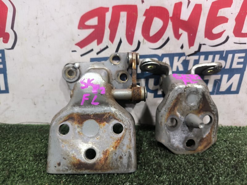 Петля двери NISSAN VANETTE SK82VN F8 передняя левая (б/у)