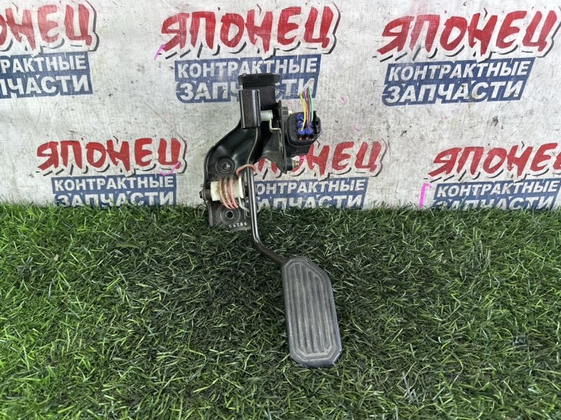 Педаль газа TOYOTA NOAH AZR60 1AZ-FSE (б/у)
