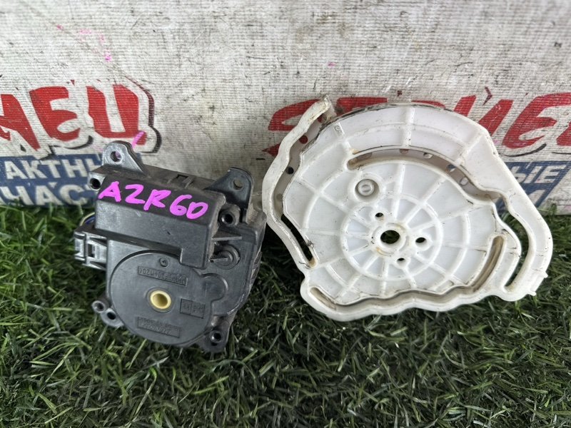 Сервопривод заслонок печки TOYOTA NOAH AZR60 1AZ-FSE (б/у)