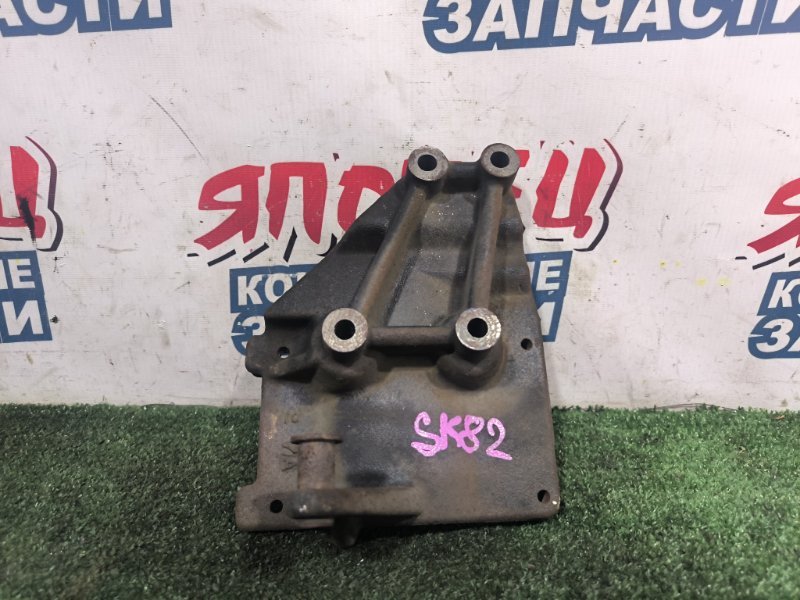 Кронштейн компрессора кондиционера NISSAN VANETTE SK82V F8 (б/у)