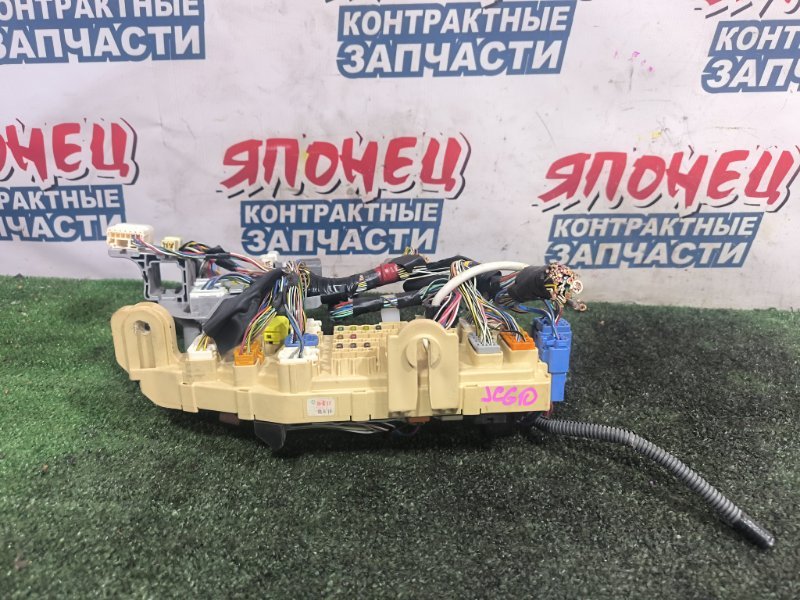Блок предохранителей салона TOYOTA PROGRES JCG10 1JZ-GE левый (б/у)