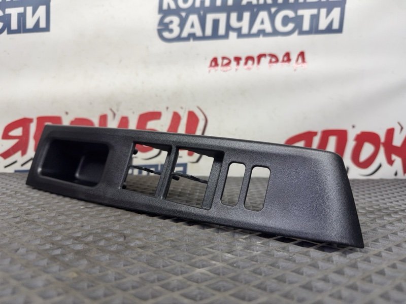 Накладка блока управления стеклоподъёмниками TOYOTA VITZ KSP130 1KR-FE 2011