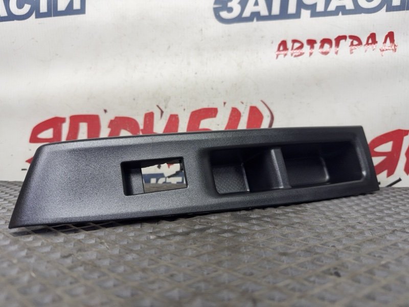Накладка кнопки стеклоподъемника TOYOTA VITZ KSP130 1KR-FE 2011 передняя левая