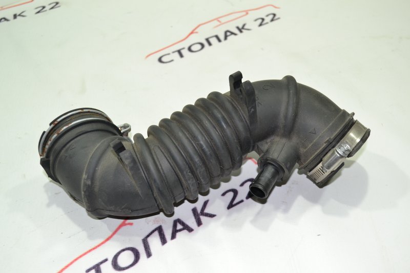Патрубок воздушного фильтра Toyota Corolla NZE120 1NZ 2000 (б/у)