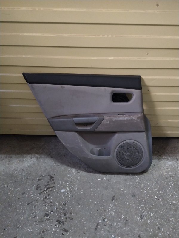 Обшивка двери багажника Mazda Axela BK3P задняя левая (б/у)