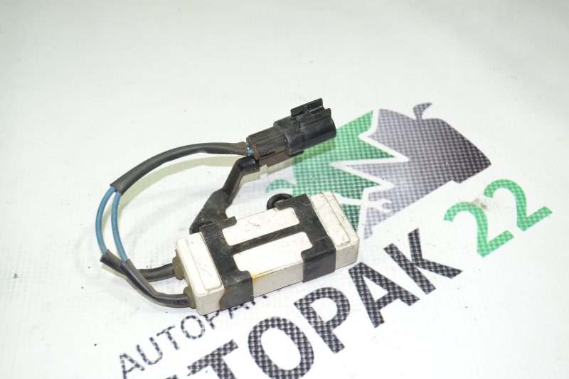 Резистор вентилятора охлаждения Toyota Spacio ZZE122-3017366 1ZZ 2001 (б/у)