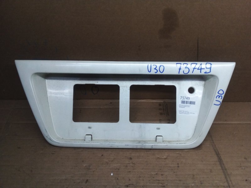 Накладка двери багажника Nissan Presage U30 2003 (б/у)