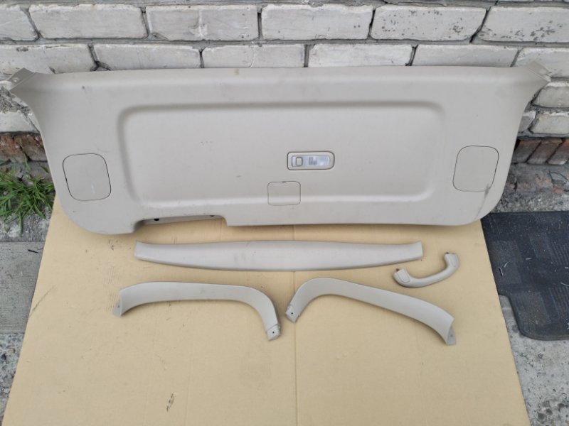 Обшивка двери багажника Toyota Ipsum ACM21 (б/у)
