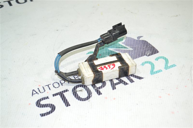Резистор вентилятора охлаждения Toyota Corolla NZE124 1NZ 2004 (б/у)