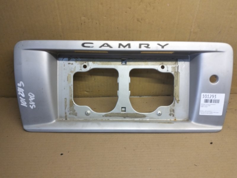 Накладка крышки багажника Toyota Camry SV40 (б/у)