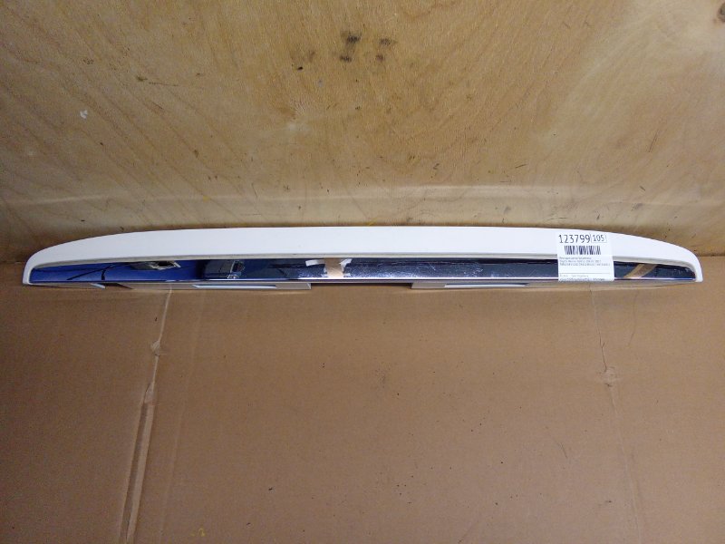 Накладка двери багажника Toyota Harrier GSU35 2GR-FE 2007 (б/у)