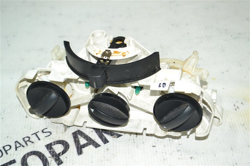 Блок управления печкой Toyota Corolla NZE124 1NZ 2001 (б/у)