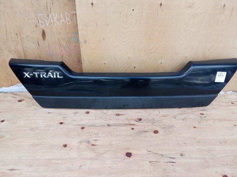 Накладка 5-й двери Nissan X-Trail TNT31 QR25 2007 (б/у)