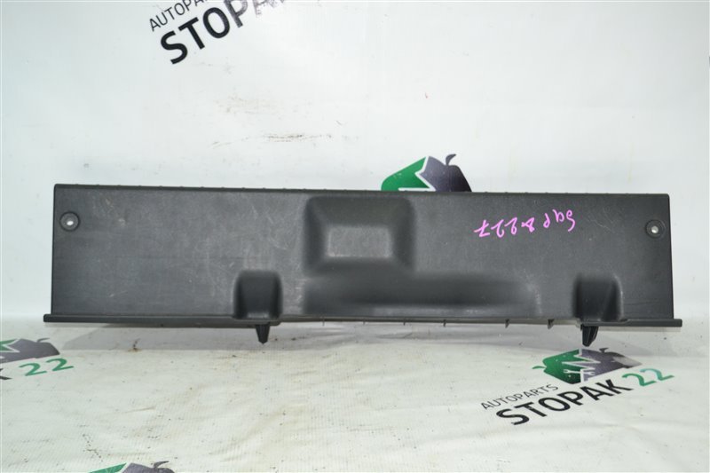 Накладка петли замка багажника Toyota Corolla NZE121 1NZ 2001 (б/у)