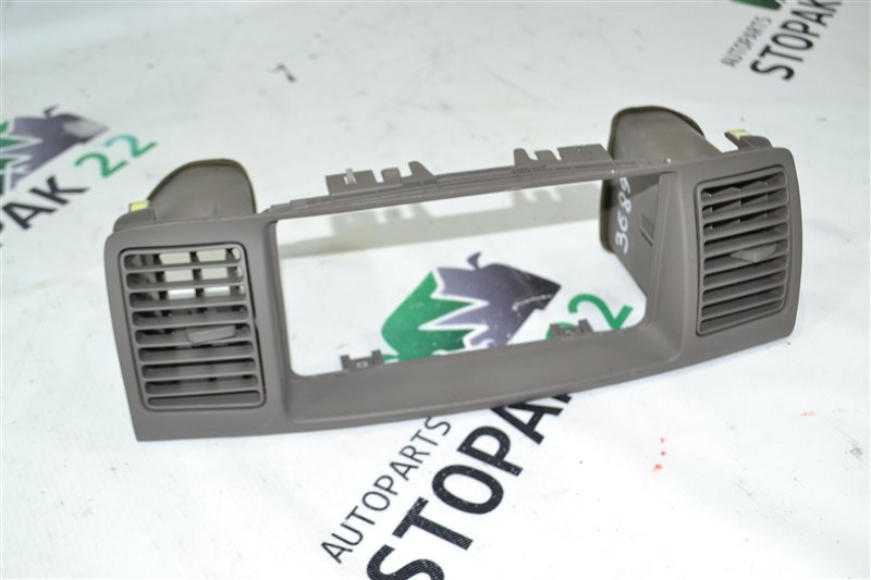 Консоль магнитофона Toyota Corolla NZE124 2002 (б/у)