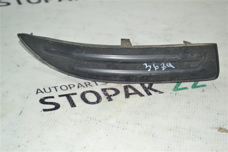 Заглушка бампера Toyota Corolla NZE124 2002 передняя правая (б/у)