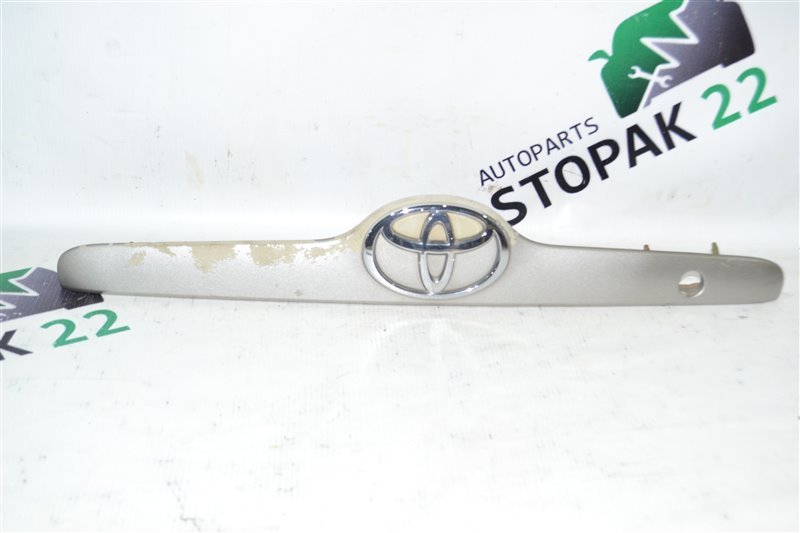 Накладка крышки багажника Toyota Corolla NZE124 2002 (б/у)
