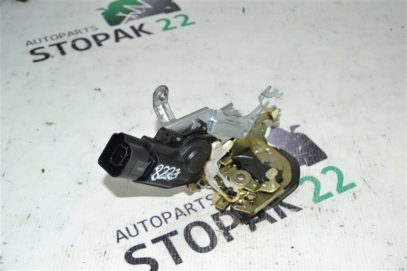 Замок двери Toyota Corolla NZE121 1NZ 2001 задний левый (б/у)