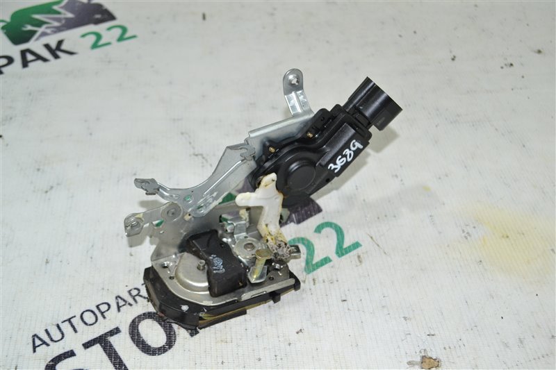 Замок двери Toyota Corolla NZE124 2002 задний правый (б/у)