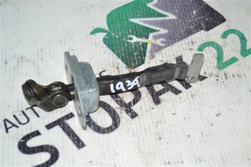 Ограничитель двери Toyota Corolla NZE124 1NZ-FE 2000 передний (б/у)